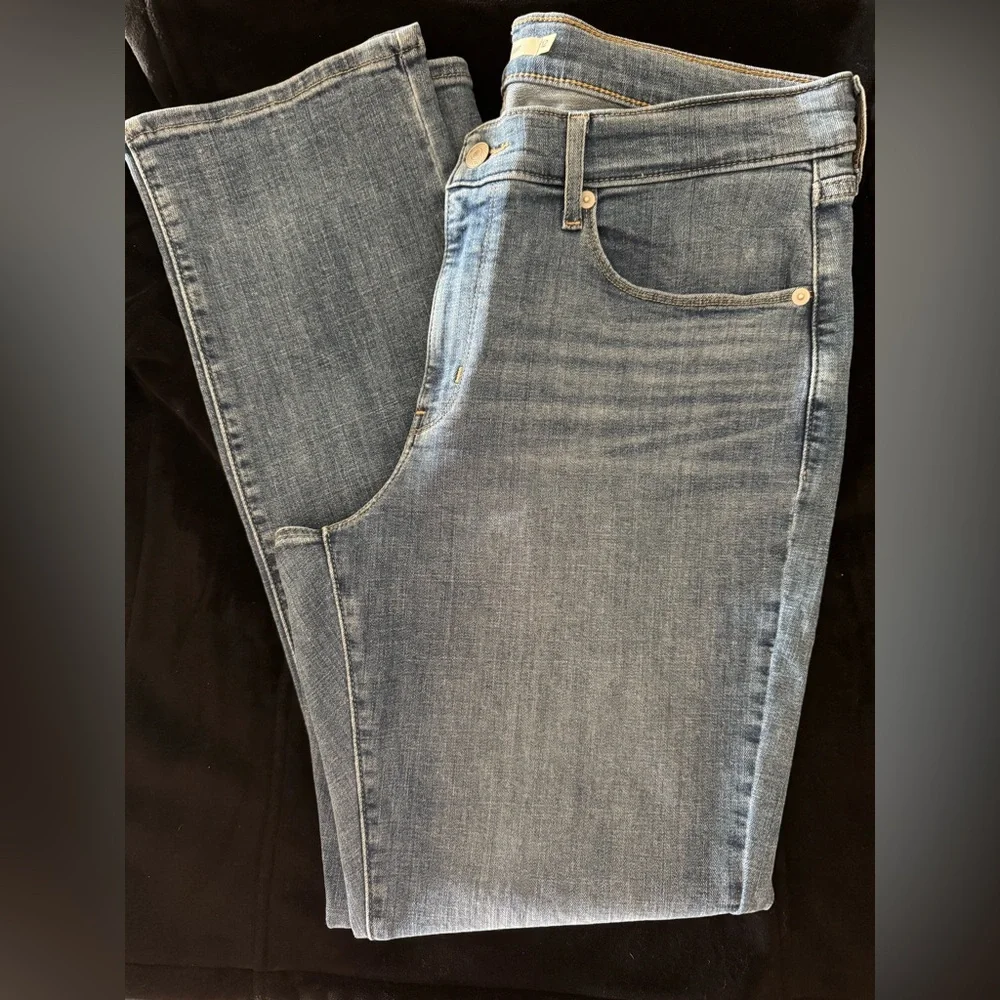 Levi Strauss Women's Classic Straight Jeans - Medium Wash - Size 12 - Picture 6 of 6